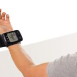 tomar la presion con tensiometro de muñeca